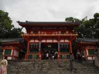 真っ赤な門の「八坂神社」
