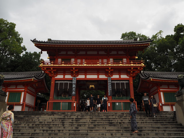 真っ赤な門の「八坂神社」