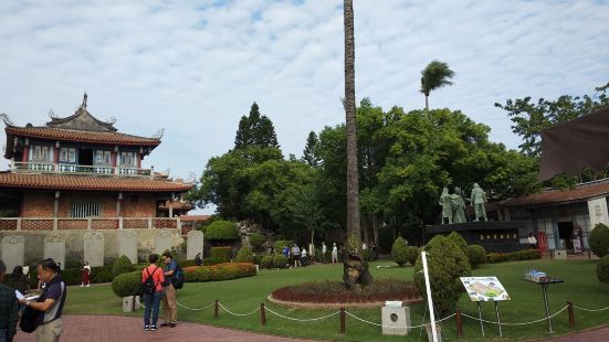 赤嵌樓是一座風雅優美，層次豐富的建築，散布庭園中的各式碑碣，