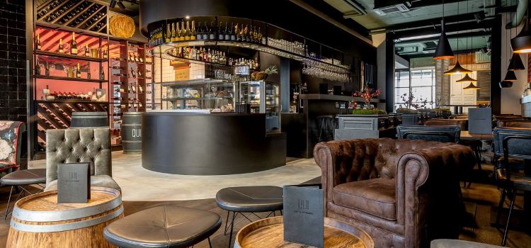 QUI - LOUNGE BAR - DELI - APARTMENTS