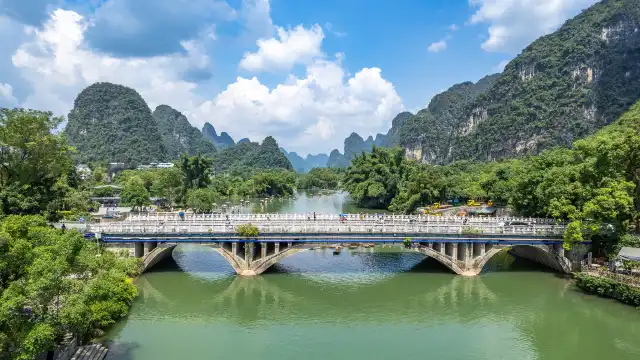 โรงแรมใกล้สะพานคนงานและคนงาน