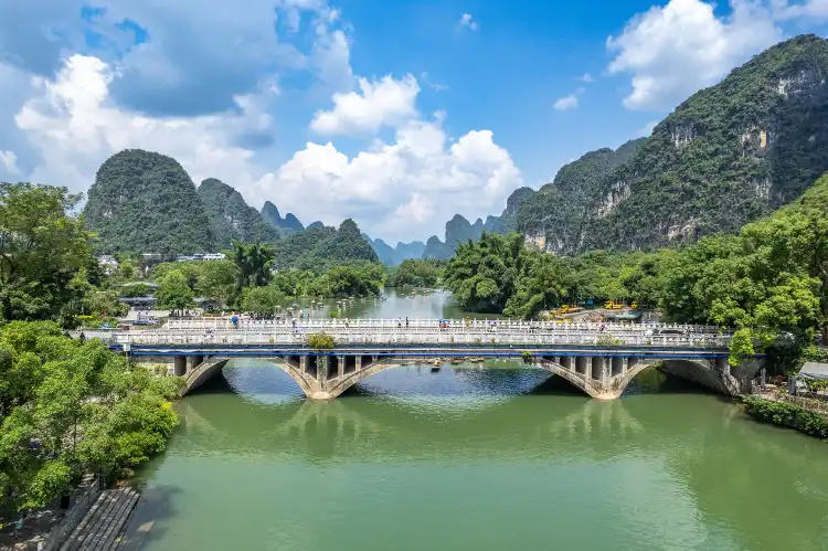 Hotels near Gongnong Bridge