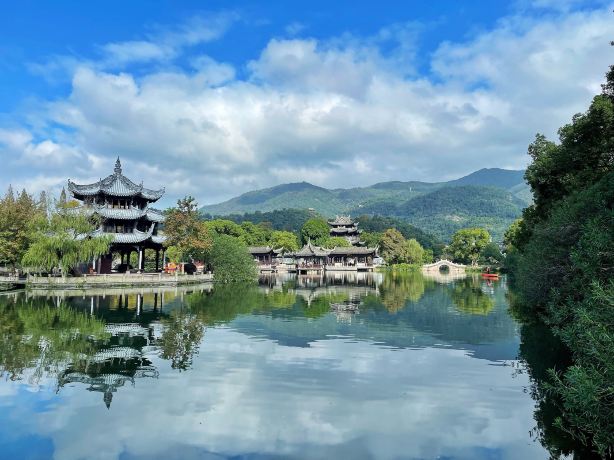 Donghu Park
