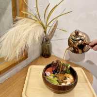 木屋日系Café，超大玻璃窗前面用餐打卡