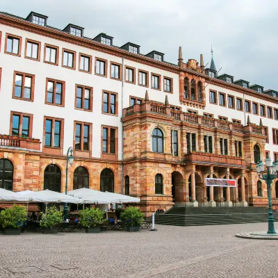 ヴィースバーデン中央駅周辺のホテル