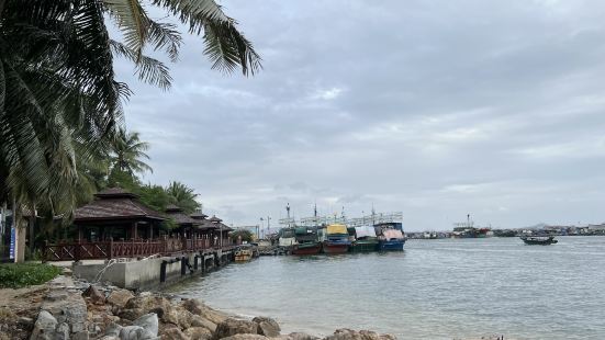 新村港，是陵水最好的一处风景之一，不是景色多么好，主要是有个