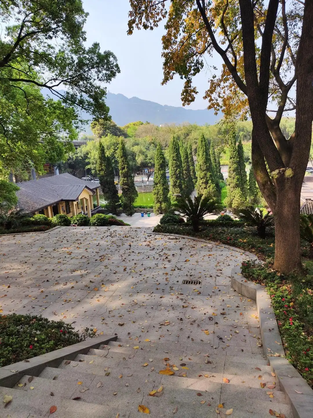 Hotels near General Zhang Zizhong Mausoleum