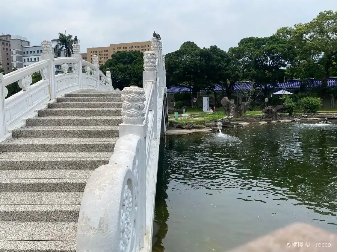 Hotels near Guanghua Lake