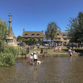 [A lovely fairy tale village near London, Cotswolds]

🍃Cotswolds
- Bibury
- Bourton on the Water
- Burford

The Cotswolds are located in the south-central part of England. It takes about 1.5 to 2 hours from London, and it's great to visit them together with Oxford.🤍 Cotswolds means "hill of sheep," and as you drive through the villages, you can easily see Shaun the Sheep, the sheep friends you only see in cartoons, in the wide fields next to you.🐏

It's mainly comprised of historical villages, stone villages, and gardens, and the natural scenery is also excellent, so many tourists from London visit on a nearby tour. The villages that tourists mainly tour in the Cotswolds are Bibury, Bourton-on-the-Water, and Burford. The most popular one and the one that I liked the most was Bourton-on-the-Water💙 Personally, the best moment during my trip to London was when I was on a tour of the Cotswolds. I like the leisurely natural scenery of the countryside, and the Cotswolds were just like that, and I really wanted to come here with my parents. As expected, the Cotswolds are said to be the village where the British want to live the most after retirement. Maybe that's why the house prices here are really crazy🤣 Anyway, there are quite a few places to go near London, but I personally recommend the Cotswolds!! 👍🏻

#LondonTravel #London #EnglandTravel #England #EuropeTravel #LondonSuburbs #SuburbsTravel #Suburbs #SmallCityTravel #SmallCity #Cotswolds #Oxford #london #england #cotswold #oxford

#TravelGuideBook #LifeShotSpots #LifeTravelDestinations #VacationTravel
