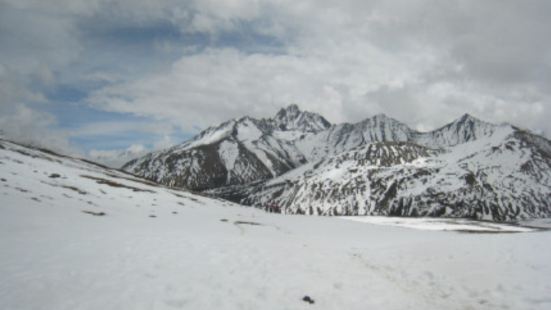 翻越折多山後，會來到玉嶺雪山，海拔超過了4300米。剛來到這