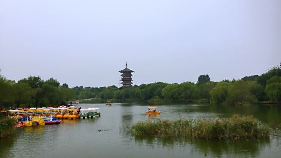 在湿地公园内，有家好德国学院，昨天去参加画展开幕式。这里以传