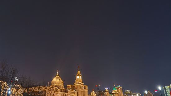 离外滩不远，可以从这里走路到达外滩。也可以在这里下面的十六铺