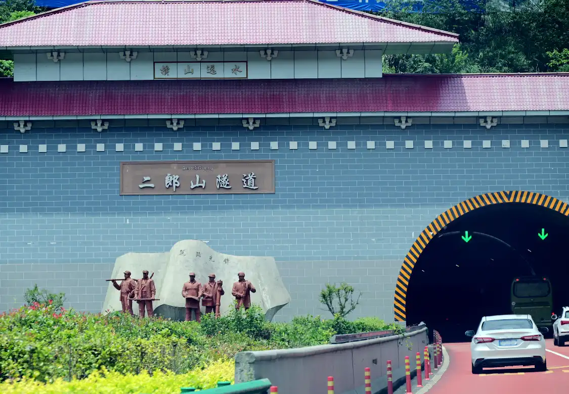 Hotels near Erlangshan Tunnel