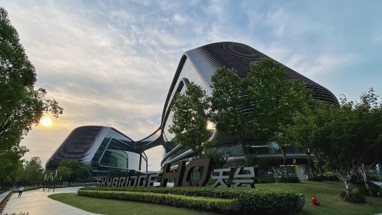 建築師扎哈&middot;哈迪德在上海唯一的作品，去年看了她