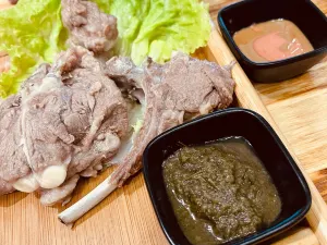 乌勒吉羊粪火自煮手扒肉饭店