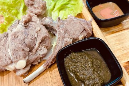 乌勒吉羊粪火自煮手扒肉饭店