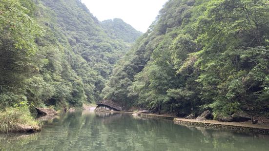 人很少，真的属于小众景区。上山路比较崎岖，真的山路十八弯。门