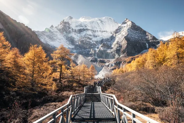 Hotel dekat Grand Poplar Forest in Daocheng County