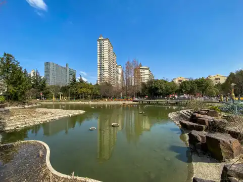南園浜江緑地周辺のホテル