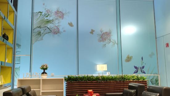 就算是很多小孩子也能够保持比较好的安静，在这边静静的看一下书