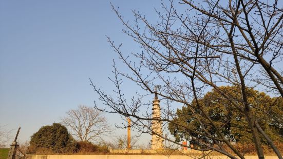 杭州白塔公園，是杭州市區錢塘江邊一處開放式的綠地公園，公園呈