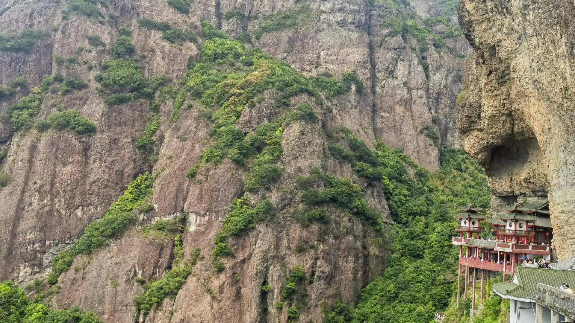 平和霊通山地質博物館周辺のホテル