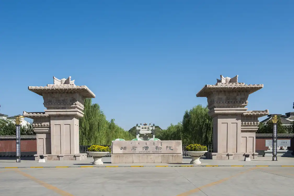 Hotels near Zhaojun Museum
