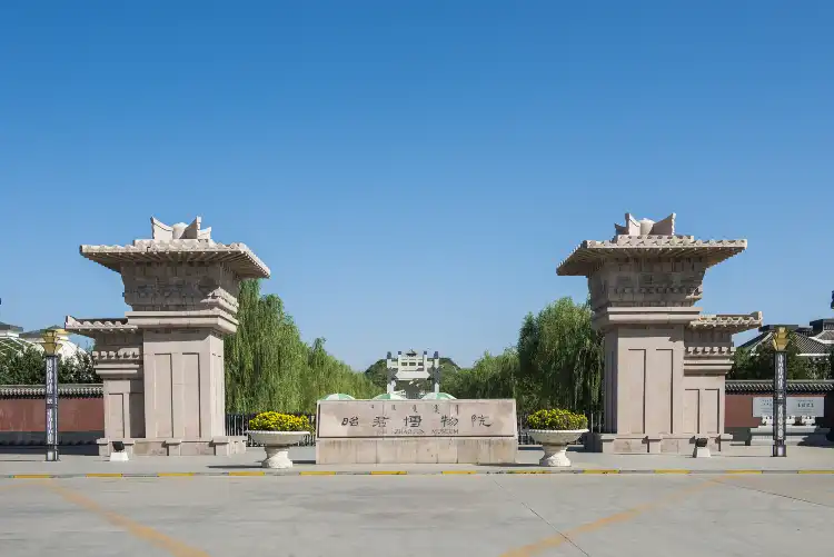 Hotels near Zhaojun Museum
