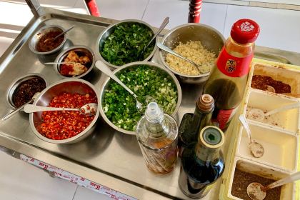 Yaoji Fuxian Lake Signature Stone Pot Fish Restaurant