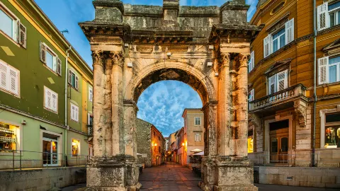 Arch of the Sergii attraction in Pula