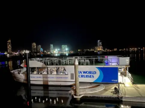 ฉากยอดฮิตยามค่ำคืนยอดนิยมในMain Beach