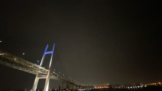 夜景が素敵でした。下をくぐるとまたその大きさに圧倒されます