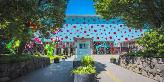 草間彌生のアート作品をめぐる旅へ~おすすめスポット一覧~