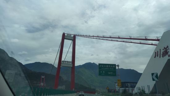 大渡河大桥位于泸定县的大渡河上，是雅康高速的重要组成部分，也