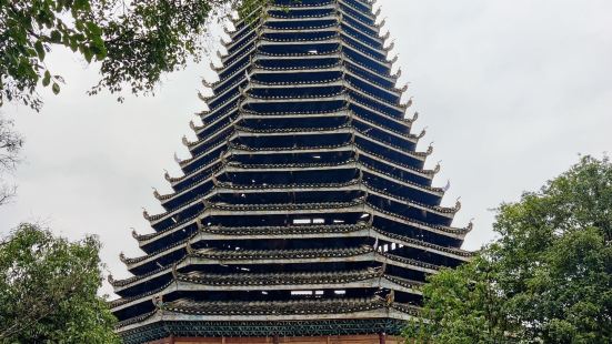 从江县城标志建筑，特别是四根大柱子，都是当地的老树运过来的，