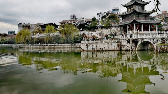 如果说贵阳老牌地标-甲秀楼是一朵绽放的红花，那么楼旁的翠微园