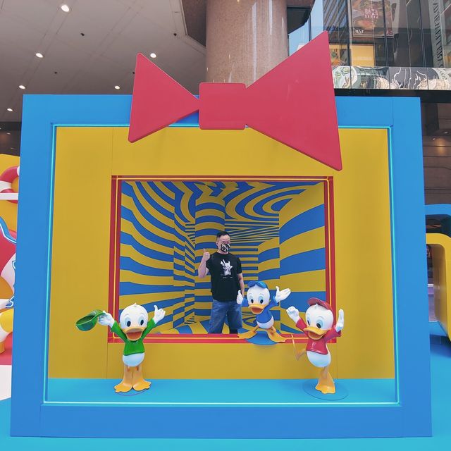 唐老鴨去到時代廣場同你合照