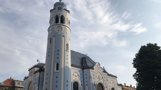 伊丽莎白教堂位于布拉迪斯拉发市区的东部，距离老城区景点核心区