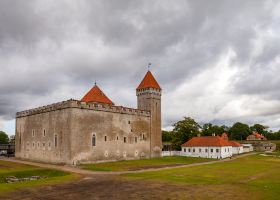Best time to book flights from Helsinki to Kuressaare