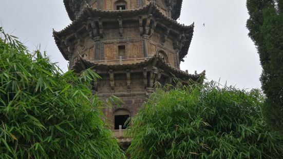 开元寺内西塔，名仁寿塔。始建于五代梁贞明二年，初为七级木塔，