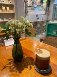 於高街半山腰有間綠色明亮既CAFE.