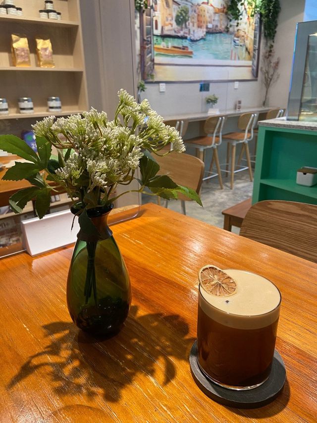 於高街半山腰有間綠色明亮既CAFE.