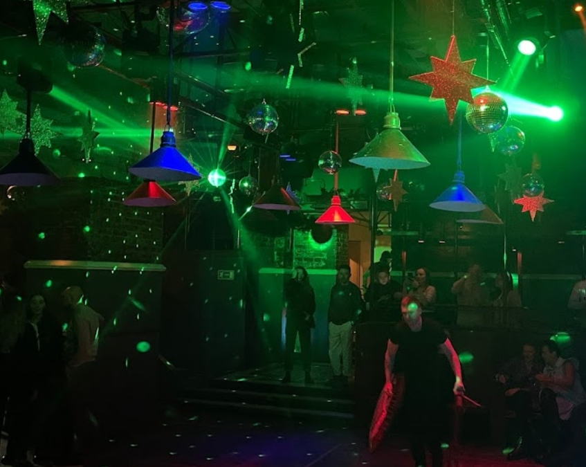 Kokrak uchlari chiqib ketgan etuk porno