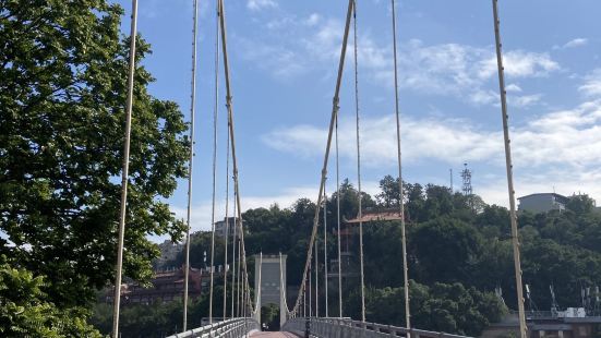 通往江心公园的悬锁桥，桥北端塔架爬上去是椭圆形观景台，供游客