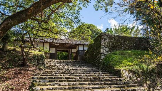 秋月是歷史約800年的城下町。鎮上隨處可見武士擁有的宅邸武家