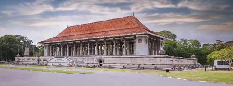 Отели рядом с достопримечательностью «Archaeology Museum Kotte»