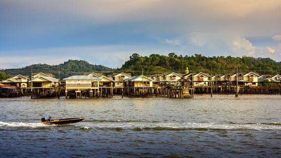 Dịch vụ hướng dẫn viên địa phương, đưa đón bằng xe riêng, chụp ảnh theo yêu cầu, hỗ trợ công tác, đi cùng khám bệnh, cung cấp thông tin du lịch và thiết kế tour theo yêu cầu trên toàn lãnh thổ Brunei