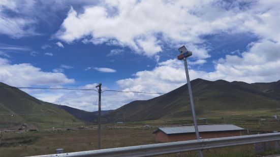 康定市位于四川省甘孜藏族自治州东部，是甘孜州州府。康定具有悠