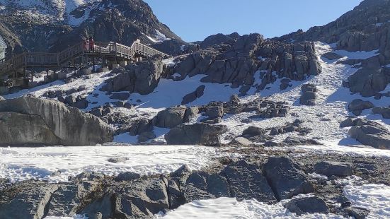 冰川公园是玉龙雪山里的一部分，其实这个里面就是我们要坐缆车和