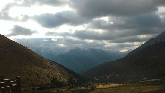 这处山垭海拔超过四千米，空气比较稀薄，游客在这里会有一定的高